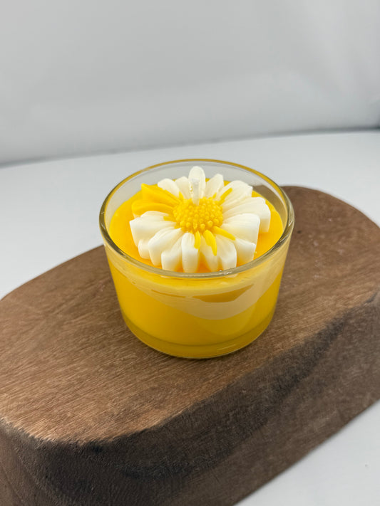 🌞 Sunshine Daisy Candle